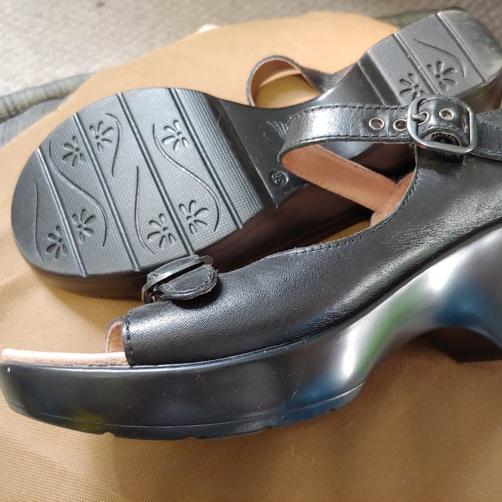 Dansko thick sole mod heel Black open to sandals sz 38